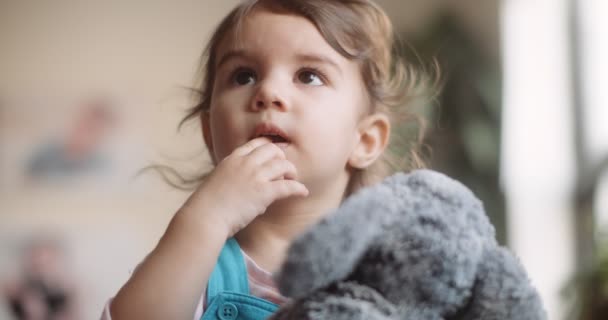 ソファの上の家で幼児の少女の肖像画 シネマカメラで4K Rawで撮影 — ストック動画