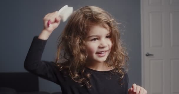 Gadis Kecil Yang Lucu Mencoba Untuk Menyikat Rambutnya Sendiri Rekaman — Stok Video