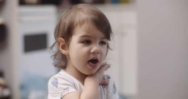 Porträt Eines Niedlichen Lustigen Kleinen Mädchens Das Einem Normalen Tag — Stockvideo