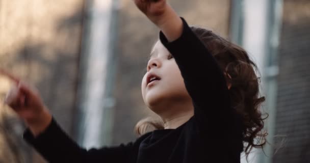 Χαριτωμένο Κοριτσάκι Που Απολαμβάνει Πάρκο Φθινόπωρο Αληθινό Υλικό Πυροβολήθηκε — Αρχείο Βίντεο