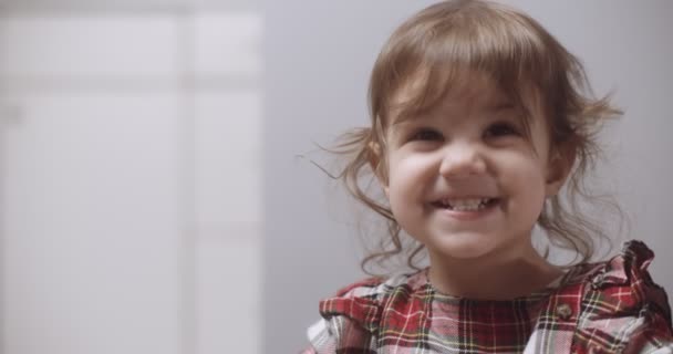 Portrait Une Petite Fille Mignonne Drôle Maison Jour Normal Tourné — Video
