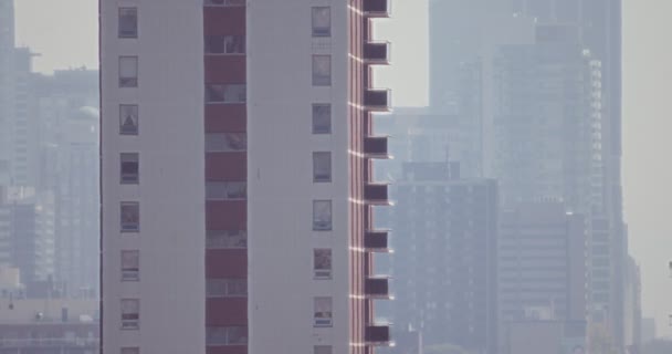 Lövöldözés Egy Lakóházról Egy Forró Ködös Nyári Napon Hőtorzítással Fényképezte — Stock videók