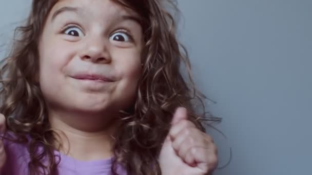 Potret Seorang Gadis Balita Lucu Membuat Wajah Lucu Rekaman — Stok Video