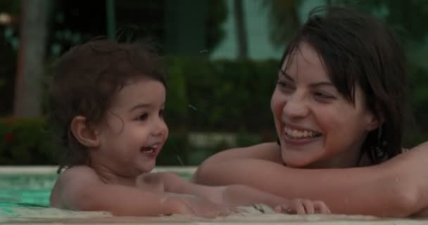 Moeder Meisje Genieten Van Vakantie Aan Het Zwembad Opgenomen Een — Stockvideo