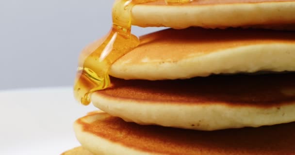 Stack Pancakes Dripping Syrup Shot Cinema Camera — Stock Video