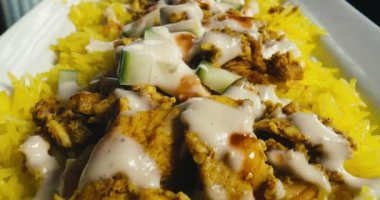 Makro sonda görüntüsü taze hazırlanmış tavuk swarma tabağı ve sarı pilav. 4K 'da çekilmiş..