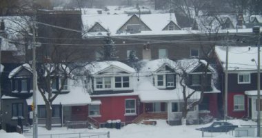 Toronto 'daki kar fırtınasından sonra konut çekimleri yapılıyor. 4K görüntü.