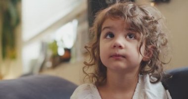 Normal bir günde evde iki yaşında tatlı bir kızın portresi. 4K 'da bir sinema kamerasında çekildi..