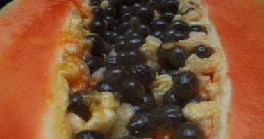 Makro sonda merceğiyle çekilmiş benzersiz bir papaya fotoğrafı. 4K RAW 'da bir sinema kamerasında çekildi..