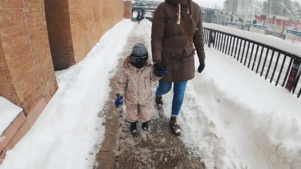 Ragazza Del Bambino Che Cammina Con Mamma Dopo Enormi Nevicate — Video Stock