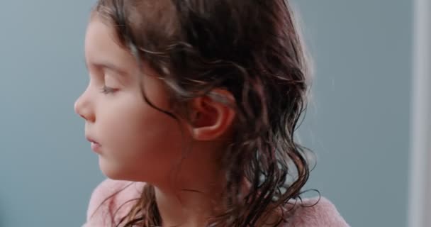 Nettes Kleinkind Mädchen Posiert Rosa Robe Nach Einem Bad Filmmaterial — Stockvideo
