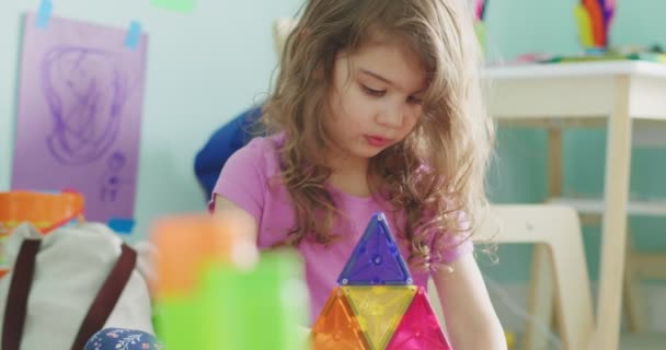 Cute Maluch Dziewczyna Gra Zabawką Edukacyjną Prawdziwe Życie Materiał — Wideo stockowe