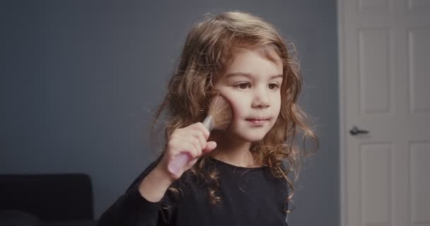 Cute Dziewczynka Maluch Próbuje Zastosować Makijaż Proszkowy Policzków Materiał — Wideo stockowe
