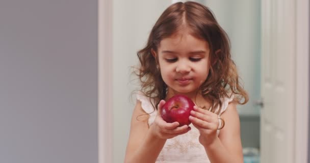 Schattig Peutermeisje Dat Een Rode Appel Eet Neergeschoten — Stockvideo