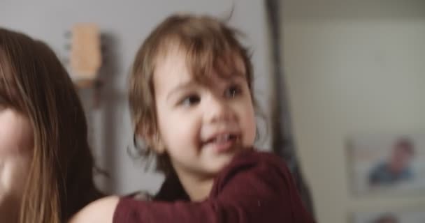 Ritratto Una Simpatica Divertente Bambina Che Gioca Con Mamma Girato — Video Stock