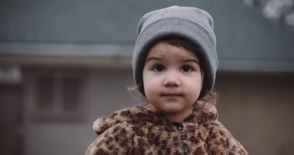 Mała Dziewczynka Bawiąca Się Zewnątrz Toronto Park Późną Jesienią Filmowy — Wideo stockowe