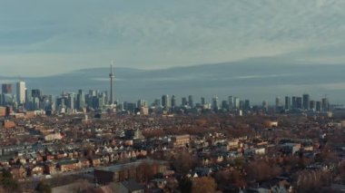 West End Toronto 'nun Sonbahar Gecesi Mahallesi' nin havadan çekilmiş görüntüleri. Sinematik 4K görüntüleri.