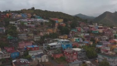 Bir dizi depremden sonra Porto Riko, Yauco 'nun havadan çekilmiş görüntüleri. Sinematik 4K görüntüleri.