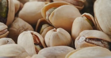 Kavrulmuş şam fıstığı. 4K RAW 'da bir sinema kamerasında çekildi..