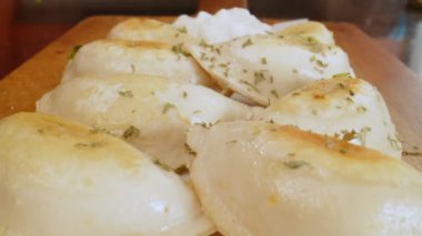 Köfteler soslu bir tabakta servis ediliyor. 4K kaydırma atışı.