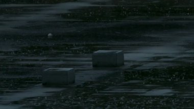 Çekim başlıyor. Dairenin çatısına ağır çekimde yağmur yağıyor. 4K 'da çekilmiş..