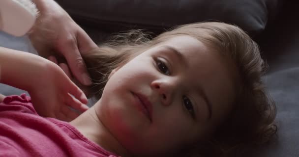 Mutter Bürstet Kleinen Mädchen Die Haare Gedreht Mit Einer Kinokamera — Stockvideo