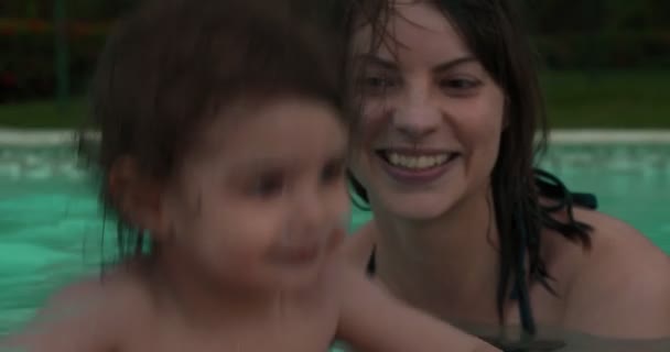 Mère Bébé Fille Profiter Vacances Bord Piscine Tourné Sur Une — Video