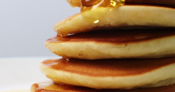Stack Pancakes Dripping Syrup Shot Cinema Camera — Stock Video