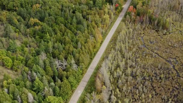 空中拍摄了一条美丽的乡间小路 4K镜头 — 图库视频影像
