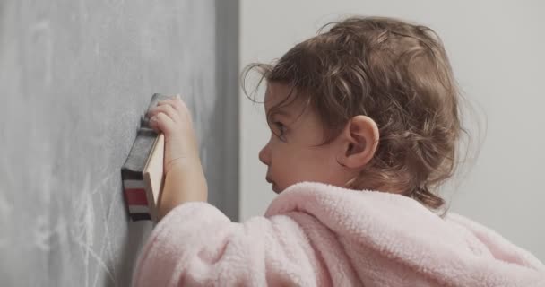 Παιδί Διασκεδάζει Κατά Διάρκεια Μιας Καραντίνας Covid Χρησιμοποιώντας Ένα Chalkboard — Αρχείο Βίντεο