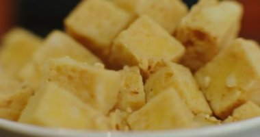 Kızarmış altın tofu. 4K görüntü.