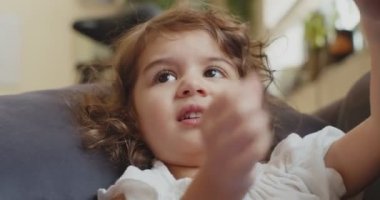Normal bir günde evde iki yaşında tatlı bir kızın portresi. 4K 'da bir sinema kamerasında çekildi..