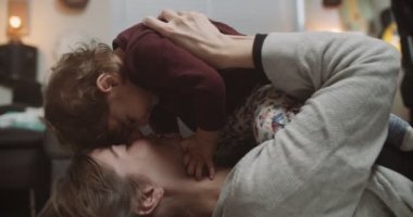 Anneyle oynayan sevimli, komik, küçük bir kızın portresi. 4K RAW 'da bir sinema kamerasında çekildi..
