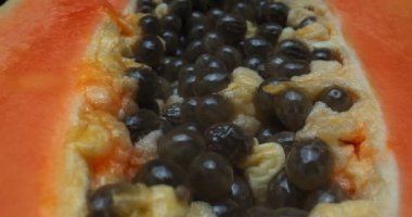 Makro sonda merceğiyle çekilmiş benzersiz bir papaya fotoğrafı. 4K RAW 'da bir sinema kamerasında çekildi..