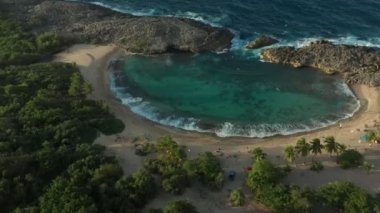 Porto Riko 'daki Playa Mar Chiquita Sahili' nin çekimleri. Sinematik 4K görüntüleri.