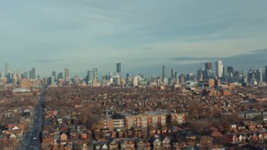 West End Toronto 'nun Sonbahar Gecesi Mahallesi' nin havadan çekilmiş görüntüleri. Sinematik 4K görüntüleri.