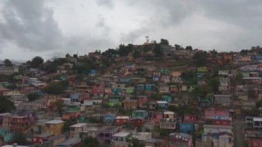 Bir dizi depremden sonra Porto Riko, Yauco 'nun havadan çekilmiş görüntüleri. Sinematik 4K görüntüleri.