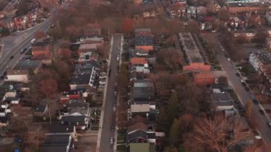 Sunset in the Late Fall 'daki Doğu Yakası Toronto Mahallesinin Hava Kuruluşu. Sinematik 4K Görüntü.