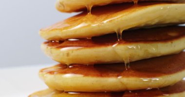 Şurup damlayan bir yığın krep. 4K 'da bir sinema kamerasında çekildi..