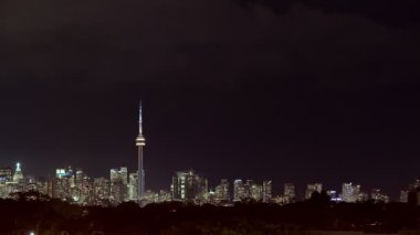 Fırtınalı bir gecede Toronto 'nun süper ultra geniş görüşü. Bir sinema kamerasında çekilmiş..