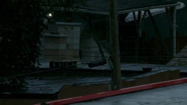 Çekim başlıyor. Dairenin çatısına ağır çekimde yağmur yağıyor. 4K 'da çekilmiş..