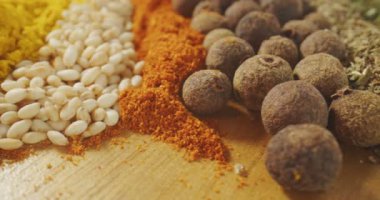 Macro sondası çeşitli baharatlar üzerine fırlatıldı. 4K kaydırma görüntüsü.