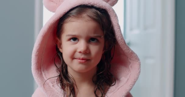 Nettes Kleinkind Mädchen Posiert Rosa Robe Nach Einem Bad Filmmaterial — Stockvideo