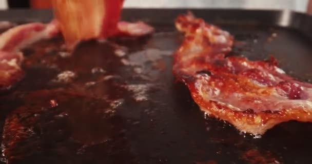 Tiro Controle Deslizante Fechado Ato Fritar Bacon Fresco Uma Chapa — Vídeo de Stock
