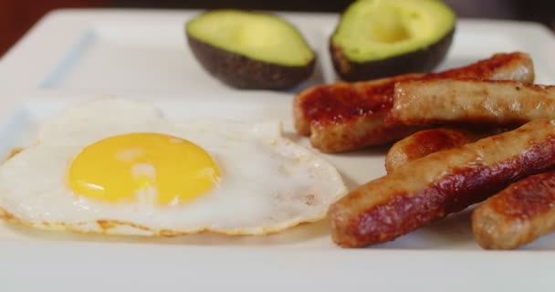 给我一张香肠和鸡蛋早餐的小照 阳光的一面了 4K镜头 — 图库视频影像