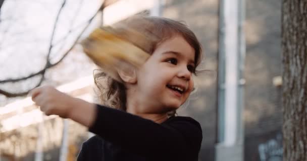 Χαριτωμένο Κοριτσάκι Που Απολαμβάνει Πάρκο Φθινόπωρο Αληθινό Υλικό Πυροβολήθηκε — Αρχείο Βίντεο