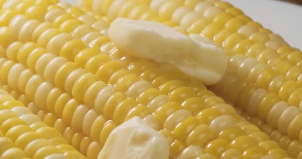 Krásný Záběr Čerstvě Uvařené Kukuřice Rozpuštěným Máslem Snímek Raw Kameře — Stock video