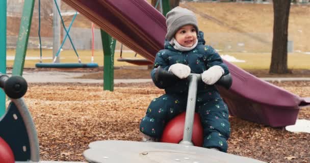 Mała Dziewczynka Bawiąca Się Zewnątrz Parku Toronto Późną Zimą Filmowy — Wideo stockowe