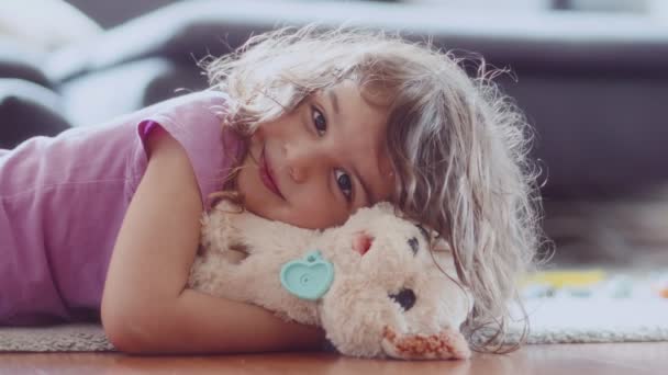 Χαριτωμένο Κοριτσάκι Παρηγορείται Από Λούτρινο Ζωάκι Βίντεο — Αρχείο Βίντεο