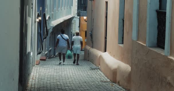 在波多黎各旧圣胡安的一条街道上拍摄 电影4K镜头 — 图库视频影像